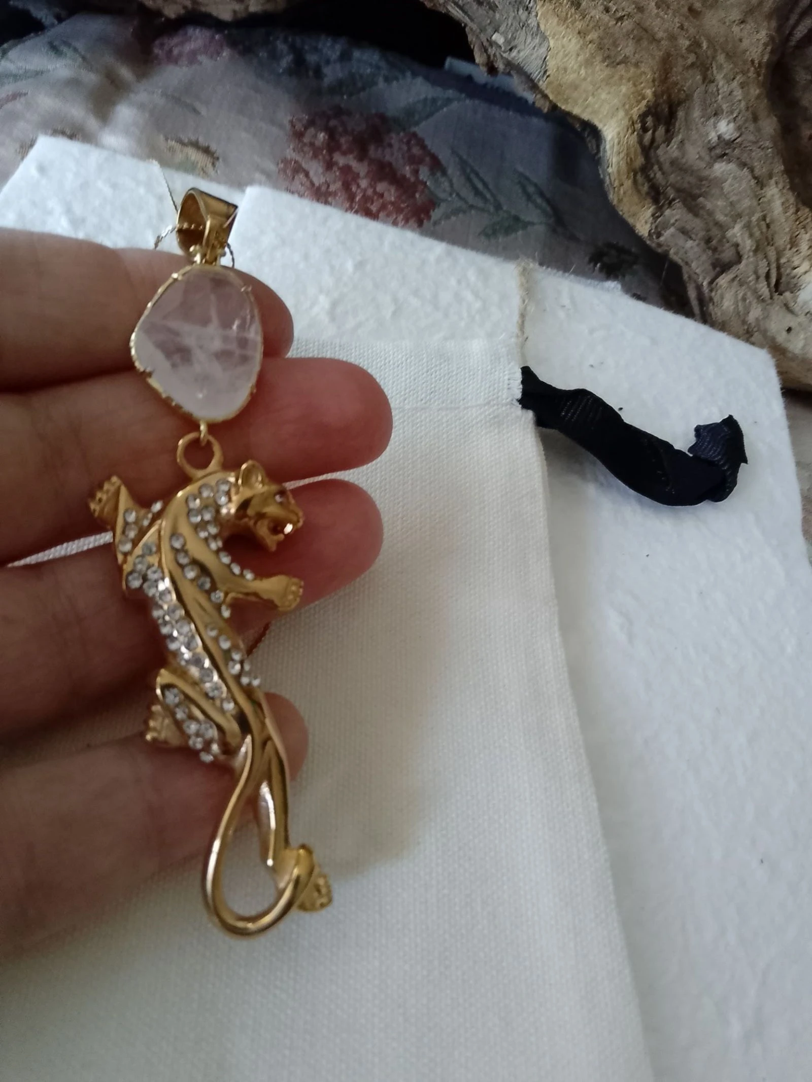 Colgante de pantera dorada con conector de cristal de roca – photo 2